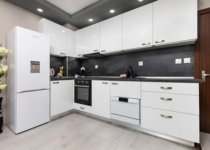 Comfy Apartment With Private Parking
