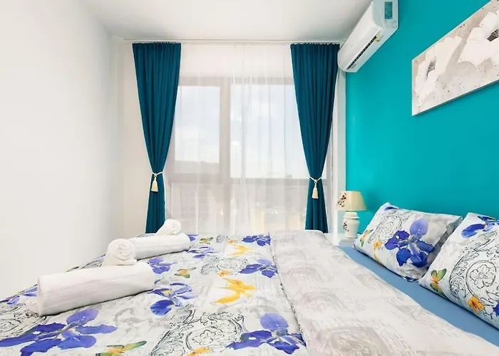 Comfy Apartment With Private Parking